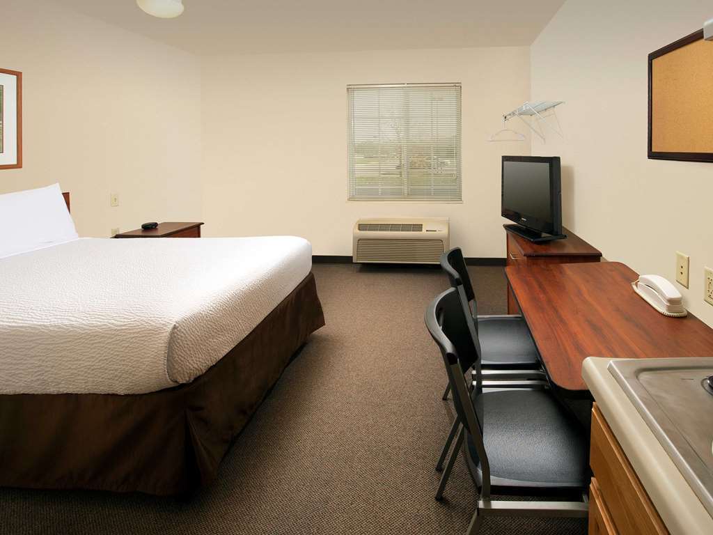 Woodspring Suites Fort Wayne Room photo