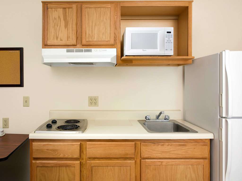 Woodspring Suites Fort Wayne Room photo