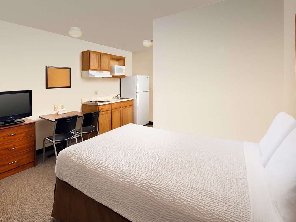 Woodspring Suites Fort Wayne Room photo