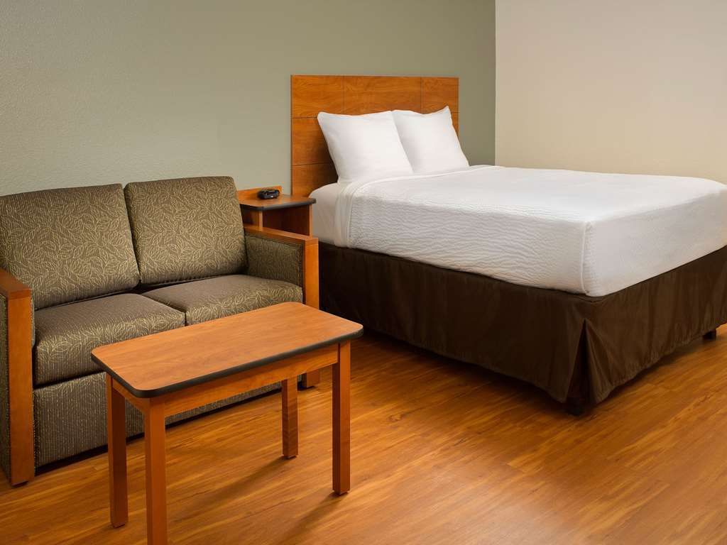 Woodspring Suites Fort Wayne Room photo
